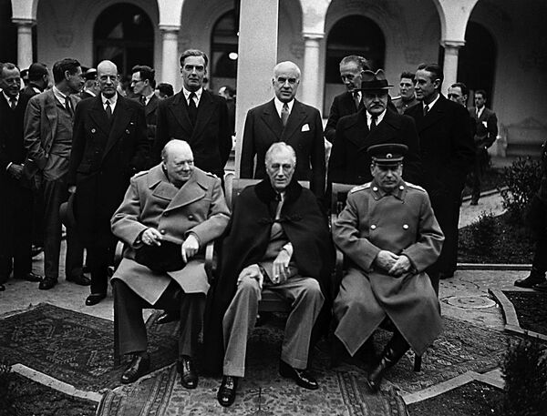 Премьер-министр Великобритании Уинстон Черчилль, президент США Франклин Рузвельт и Маршал СССР Иосиф Сталин Премьер-министр Великобритании Уинстон Черчилль, президент США Франклин Рузвельт и Маршал СССР Иосиф Сталин