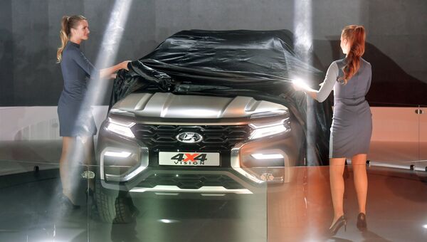 Девушки на презентации нового автомобиля LADA 4x4 Vision на Московском международном автомобильном салоне 2018 Девушки на презентации нового автомобиля LADA 4x4 Vision на Московском международном автомобильном салоне 2018