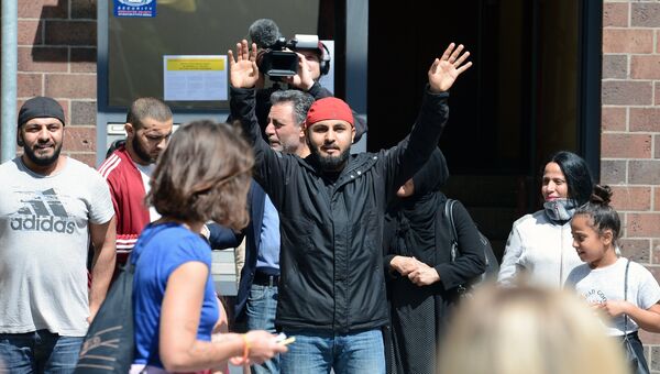 Мигранты во время акции против беженцев в Берлине Мигранты во время акции против беженцев в Берлине