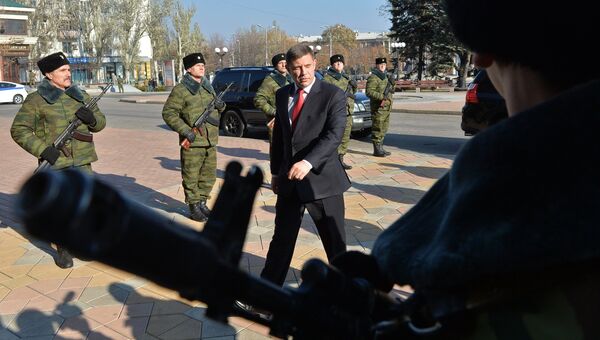Избранный глава Донецкой народной республики Александр Захарченко (в центре) перед церемонией инаугурации в Донецком драматическом театре Избранный глава Донецкой народной республики Александр Захарченко (в центре) перед церемонией инаугурации в Донецком драматическом театре