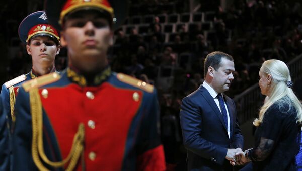 Председатель правительства России Дмитрий Медведев и вдова И. Кобзона Нинель Кобзон на церемонии прощания с Иосифом Кобзоном Председатель правительства России Дмитрий Медведев и вдова И. Кобзона Нинель Кобзон на церемонии прощания с Иосифом Кобзоном