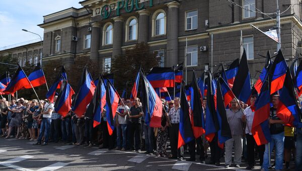 Местные жители на церемонии прощания с главой ДНР Александром Захарченко. Архивное фото Местные жители на церемонии прощания с главой ДНР Александром Захарченко. Архивное фото