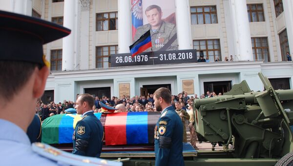 Вынос гроба с телом главы ДНР Александра Захарченко после церемонии прощания Вынос гроба с телом главы ДНР Александра Захарченко после церемонии прощания