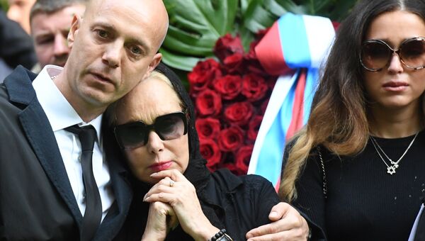 Вдова Иосифа Кобзона Нинель и сын Андрей на церемонии похорон народного артиста СССР, певца, депутата Государственной Думы РФ Иосифа Кобзона Вдова Иосифа Кобзона Нинель и сын Андрей на церемонии похорон народного артиста СССР, певца, депутата Государственной Думы РФ Иосифа Кобзона