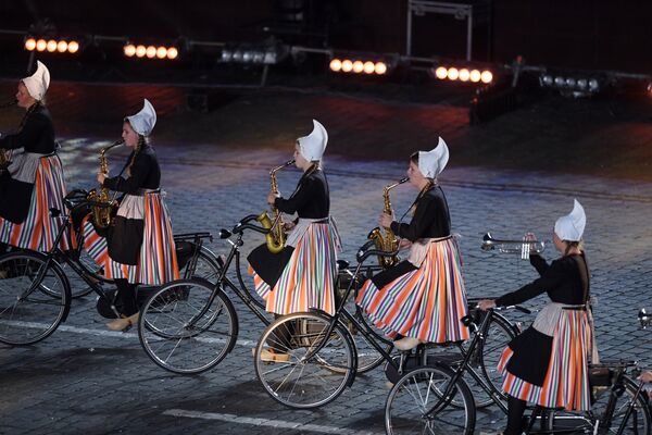 Оркестр на велосипедах «Крещендо» выступает на закрытии XI Международного военно-музыкального фестиваля Спасская башня Оркестр на велосипедах «Крещендо» выступает на закрытии XI Международного военно-музыкального фестиваля Спасская башня