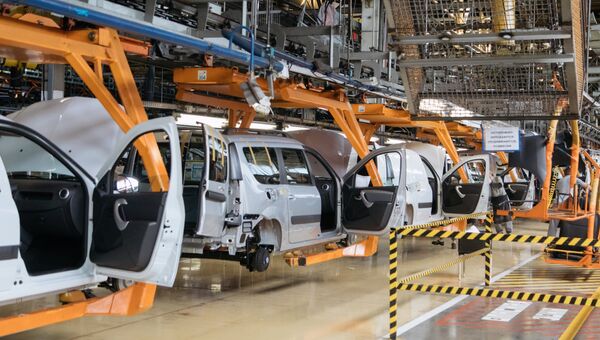 Сборка новых автомобилей на заводе АвтоВАЗ. Архивное фото Сборка новых автомобилей на заводе АвтоВАЗ. Архивное фото