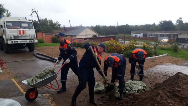 Сотрудники МЧС во время проведения аварийно-восстановительных работ в Приморье