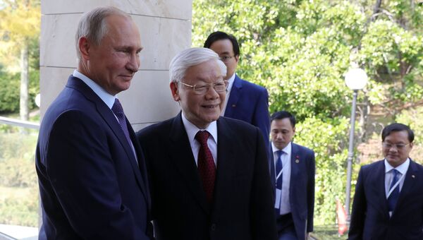 Президент РФ Владимир Путин и генеральный секретарь Центрального комитета коммунистической партии Социалистической Республики Вьетнам Нгуен Фу Чонг (второй слева) во время встречи. Архивное фото Президент РФ Владимир Путин и генеральный секретарь Центрального комитета коммунистической партии Социалистической Республики Вьетнам Нгуен Фу Чонг (второй слева) во время встречи. Архивное фото