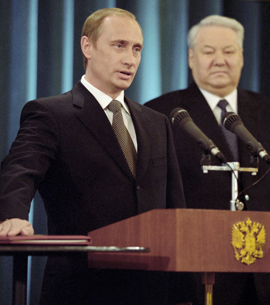 Владимир Путин дает присягу президента Российской Федерации. Справа – первый президент России Борис Ельцин. 7 мая 2000 года Владимир Путин дает присягу президента Российской Федерации. Справа – первый президент России Борис Ельцин. 7 мая 2000 года