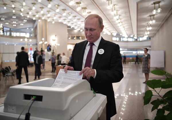 Президент РФ Владимир Путин во время голосования на выборах мэра Москвы Президент РФ Владимир Путин во время голосования на выборах мэра Москвы