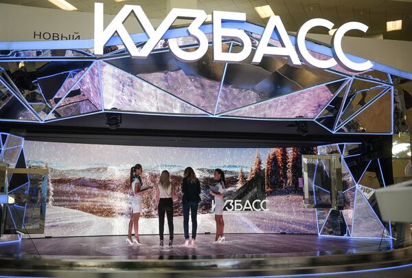 Посетители на стенде Кузбасс на площадке Восточного экономического форума во Владивостоке Посетители на стенде Кузбасс на площадке Восточного экономического форума во Владивостоке