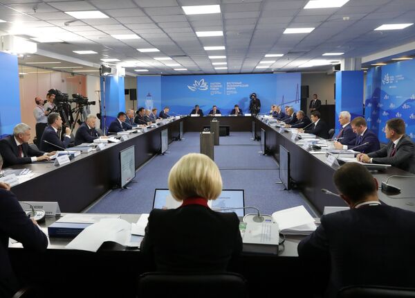 Владимир Путин проводит во Владивостоке заседание президиума Государственного совета по вопросам развития Дальнего Востока. 10 сентября 2018 Владимир Путин проводит во Владивостоке заседание президиума Государственного совета по вопросам развития Дальнего Востока. 10 сентября 2018