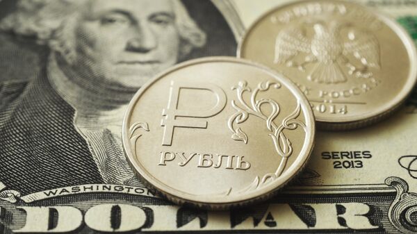Монеты номиналом один рубль на банкноте один доллар США Монеты номиналом один рубль на банкноте один доллар США
