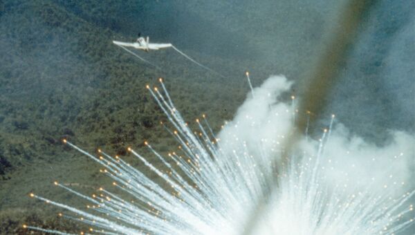Американский штурмовик A-1E сбрасывает фосфорную бомбу в ходе войны во Вьетнаме, 1966 год Американский штурмовик A-1E сбрасывает фосфорную бомбу в ходе войны во Вьетнаме, 1966 год