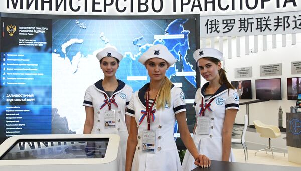 Девушки у стенда Министерства транспорта РФ на площадке Восточного экономического форума во Владивостоке Девушки у стенда Министерства транспорта РФ на площадке Восточного экономического форума во Владивостоке