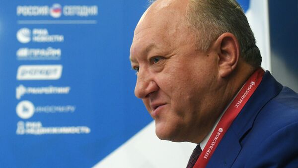 Губернатор Камчатского края Владимир Илюхин во время интервью на ВЭФ-2018 Губернатор Камчатского края Владимир Илюхин во время интервью на ВЭФ-2018
