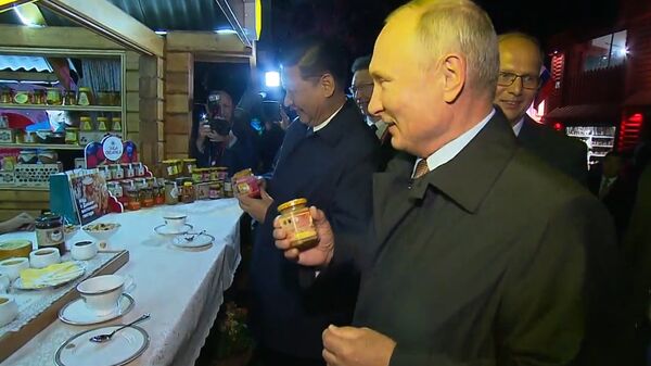 Потом юанями отдашь - Путин угостил Си Цзиньпина баночкой сбитня Потом юанями отдашь - Путин угостил Си Цзиньпина баночкой сбитня