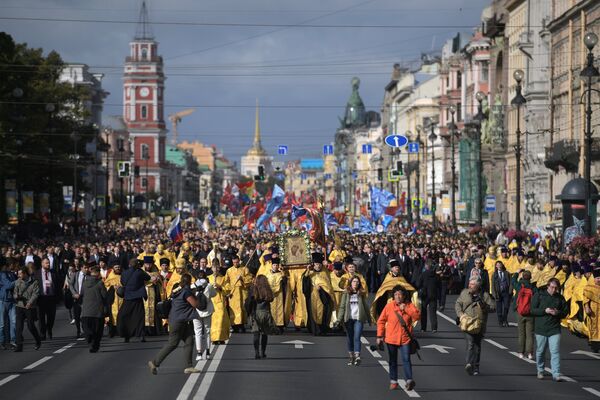 Священнослужители во время крестного хода в честь Дня перенесения мощей святого благоверного князя Александра Невского Священнослужители во время крестного хода в честь Дня перенесения мощей святого благоверного князя Александра Невского