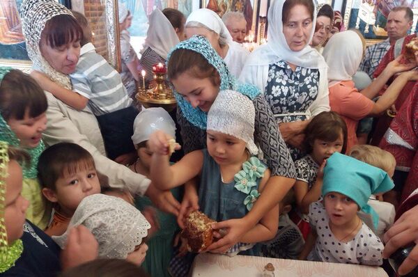 Чин резания Славского Колача, распространенный в Балканских странах, в храме Казанской иконы Богородицы в Орске Чин резания Славского Колача, распространенный в Балканских странах, в храме Казанской иконы Богородицы в Орске