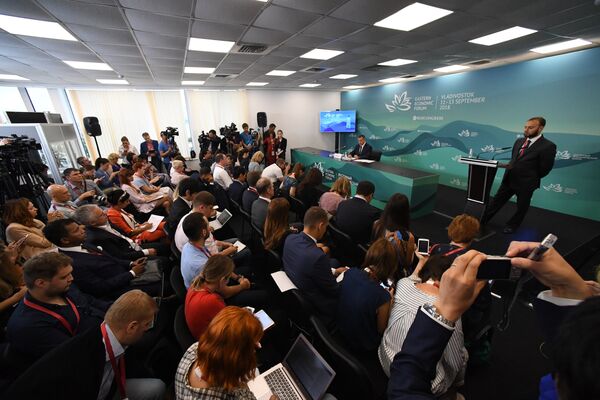 Заместитель председателя правительства РФ - полномочный представитель президента РФ в Дальневосточном федеральном округе Юрий Трутнев на итоговой пресс-конференции в рамках IV ВЭФ во Владивостоке Заместитель председателя правительства РФ - полномочный представитель президента РФ в Дальневосточном федеральном округе Юрий Трутнев на итоговой пресс-конференции в рамках IV ВЭФ во Владивостоке