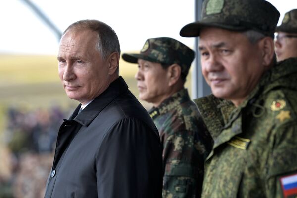 Владимир Путин на параде участников военных маневров Восток-2018 на забайкальском полигоне Цугол. 13 сентября 2018 Владимир Путин на параде участников военных маневров Восток-2018 на забайкальском полигоне Цугол. 13 сентября 2018