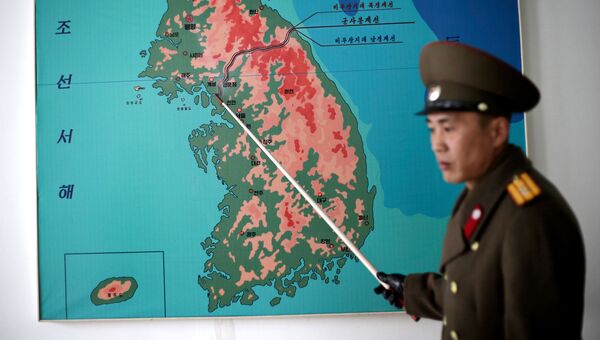 Северокорейский военный показывает на карте демилитаризованную зону на границе КНДР и Южной Кореи. Архивное фото Северокорейский военный показывает на карте демилитаризованную зону на границе КНДР и Южной Кореи. Архивное фото