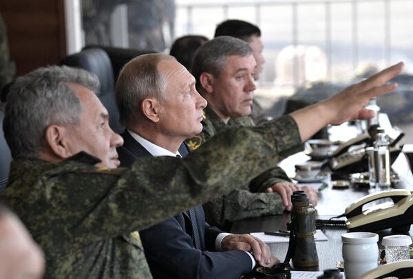 Верховный главнокомандующий ВС РФ, президент РФ Владимир Путин наблюдает за ходом военных маневров российских, монгольских и китайских вооруженных сил Восток-2018 Верховный главнокомандующий ВС РФ, президент РФ Владимир Путин наблюдает за ходом военных маневров российских, монгольских и китайских вооруженных сил Восток-2018