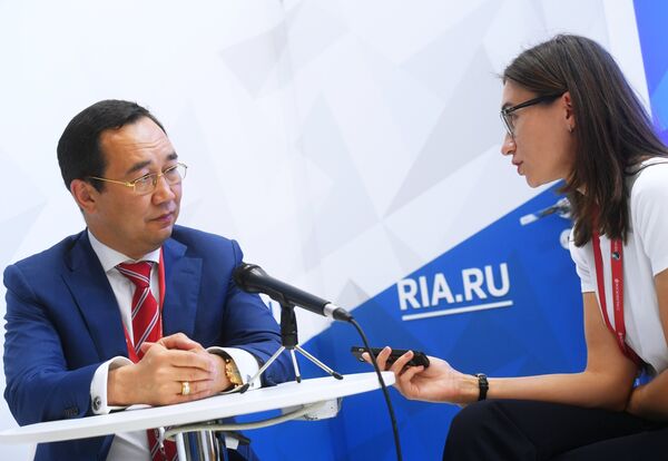 Айсен Николаев во время интервью на стенде Международного информационного агентства Россия сегодня на IV Восточном экономическом форуме Айсен Николаев во время интервью на стенде Международного информационного агентства Россия сегодня на IV Восточном экономическом форуме