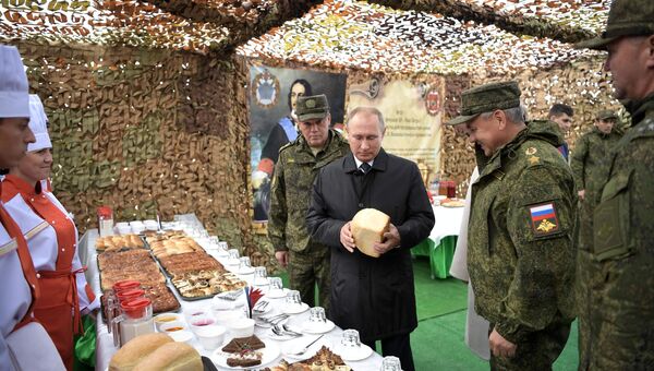 Верховный главнокомандующий ВС РФ, президент РФ Владимир Путин во время осмотра полевой кухни на полигоне Цугол в Забайкальском крае Верховный главнокомандующий ВС РФ, президент РФ Владимир Путин во время осмотра полевой кухни на полигоне Цугол в Забайкальском крае