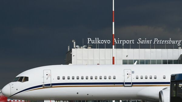 Самолет в аэропорту Пулково Самолет в аэропорту Пулково