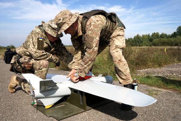 Украинские военные с беспилотным летательным аппаратом на Яворивском полигоне во Львовской области. 11 сентября 2018 Украинские военные с беспилотным летательным аппаратом на Яворивском полигоне во Львовской области. 11 сентября 2018