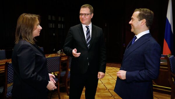 Председатель правительства РФ Дмитрий Медведев назначил своим пресс-секретарем первого заместителя главного редактора МИА Россия сегодня Олега Осипова (в центре). Слева - бывший пресс-секретарь председателя правительства РФ - заместитель руководителя аппарата правительства РФ Наталья Тимакова. 17 сентября 2018 Председатель правительства РФ Дмитрий Медведев назначил своим пресс-секретарем первого заместителя главного редактора МИА Россия сегодня Олега Осипова (в центре). Слева - бывший пресс-секретарь председателя правительства РФ - заместитель руководителя аппарата правительства РФ Наталья Тимакова. 17 сентября 2018