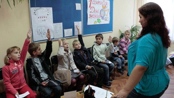 Будущие первоклассники частной школы Гран Приморского района Санкт-Петербурга во время подготовки к торжественной линейке перед началом учебного года Будущие первоклассники частной школы Гран Приморского района Санкт-Петербурга во время подготовки к торжественной линейке перед началом учебного года