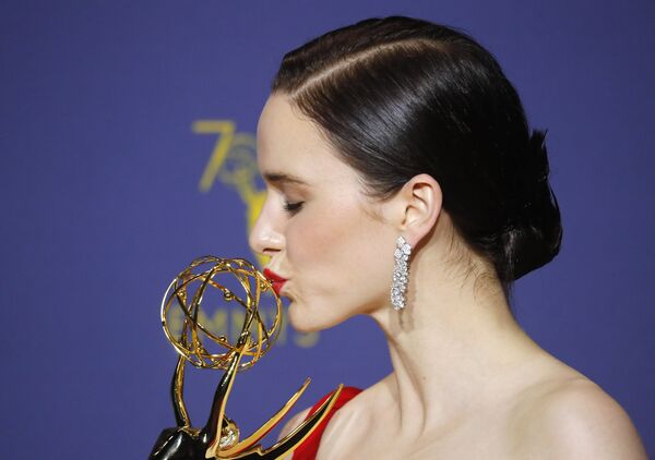 Рэйчел Броснахэн с наградой Эмми за сериал Удивительная миссис Мейзел в Лос-Анджелесе Рэйчел Броснахэн с наградой Эмми за сериал Удивительная миссис Мейзел в Лос-Анджелесе