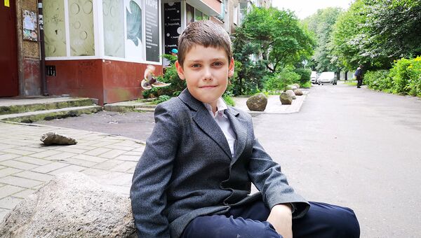 В Калининграде десятилетний мальчик отремонтировал тротуар около дома В Калининграде десятилетний мальчик отремонтировал тротуар около дома