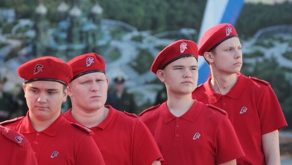 Юнармейцы перед началом церемонии освящения закладного камня главного храма Вооруженных Сил РФ в парке Патриот Юнармейцы перед началом церемонии освящения закладного камня главного храма Вооруженных Сил РФ в парке Патриот