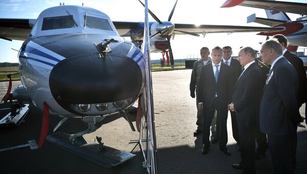 Президент РФ Владимир Путин осматривает самолеты L-410 УВП-Е20 во время посещения военно-патриотического парка Патриот Президент РФ Владимир Путин осматривает самолеты L-410 УВП-Е20 во время посещения военно-патриотического парка Патриот