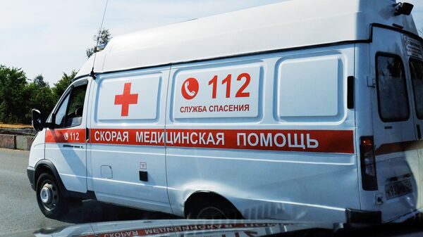Автомобиль скорой медицинской помощи на дороге Автомобиль скорой медицинской помощи на дороге