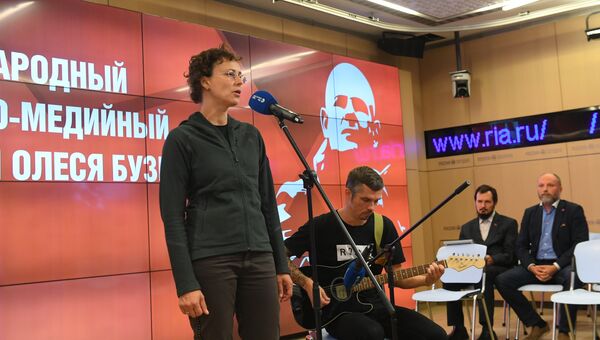 Певица Юлия Чичерина во время выступления на пресс-конференции в Международном мультимедийном пресс-центре МИА Россия сегодня Певица Юлия Чичерина во время выступления на пресс-конференции в Международном мультимедийном пресс-центре МИА Россия сегодня