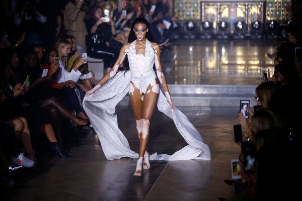 Модель на показе Julien Macdonald в рамках Недели моды в Лондоне Модель на показе Julien Macdonald в рамках Недели моды в Лондоне