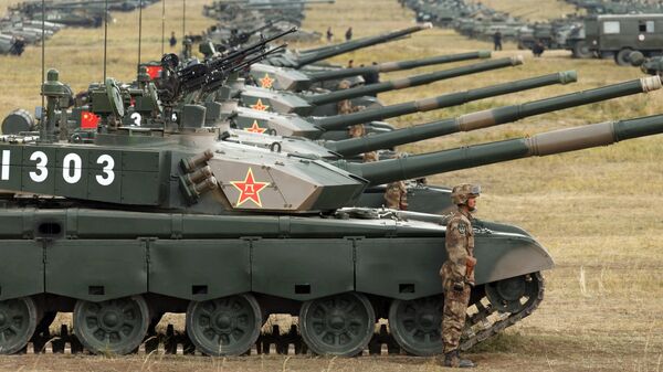 Военнослужащий у боевого танка Type 99 (ZTZ-99) Народно-освободительной армии Китая на забайкальском полигоне Цугол во время учений Восток-2018 Военнослужащий у боевого танка Type 99 (ZTZ-99) Народно-освободительной армии Китая на забайкальском полигоне Цугол во время учений Восток-2018