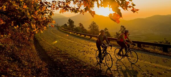 Велосипедисты на трассе Blue Ridge Parkway в США Велосипедисты на трассе Blue Ridge Parkway в США