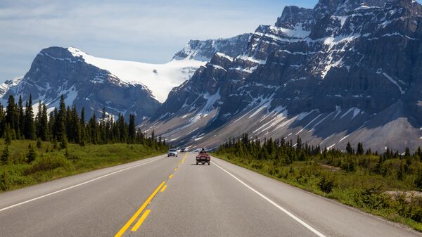 Дорога Icefields Parkway в Канаде Дорога Icefields Parkway в Канаде