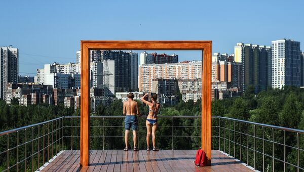 Отдыхающие в ландшафтном парке Митино Отдыхающие в ландшафтном парке Митино