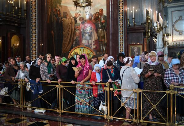 Очередь прихожан в Храме Христа Спасителя, где находятся мощи святителя Спиридона Тримифунтского, доставленные в Россию с греческого острова Корфу Очередь прихожан в Храме Христа Спасителя, где находятся мощи святителя Спиридона Тримифунтского, доставленные в Россию с греческого острова Корфу