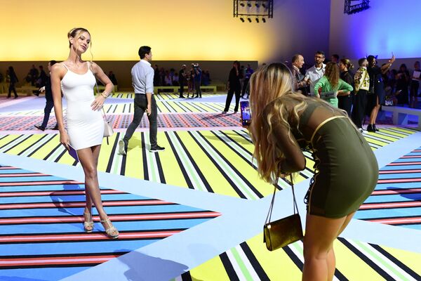 Гости фотографируются перед показом Versace в рамках Недели моды в Милане Гости фотографируются перед показом Versace в рамках Недели моды в Милане