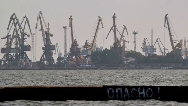 Мариуполь вид на порт с Азовского моря. Архивное фото Мариуполь вид на порт с Азовского моря. Архивное фото