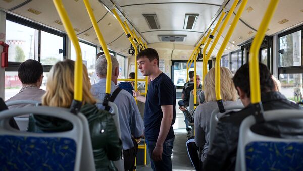 Пассажиры в автобусе Пассажиры в автобусе