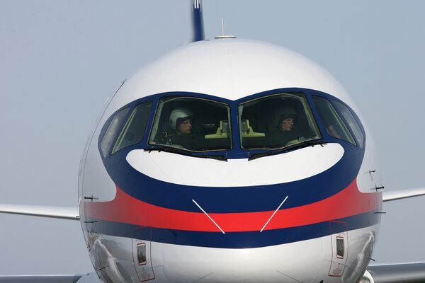 Самолет Sukhoi SuperJet-100 в Новосибирском аэропорту Толмачево Самолет Sukhoi SuperJet-100 в Новосибирском аэропорту Толмачево