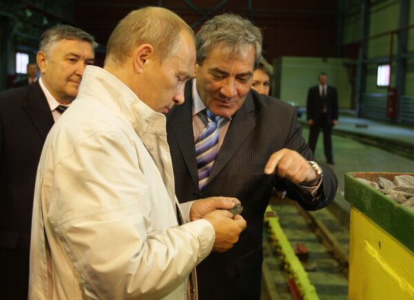 Глава правительства РФ Владимир Путин знакомится с работой рудника по добыче алмазов на кимберлитовой трубке Мир. 21 августа 2009 Глава правительства РФ Владимир Путин знакомится с работой рудника по добыче алмазов на кимберлитовой трубке Мир. 21 августа 2009